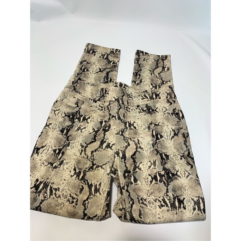 Chico jegging snakeskin pull on pant size 4 ￼